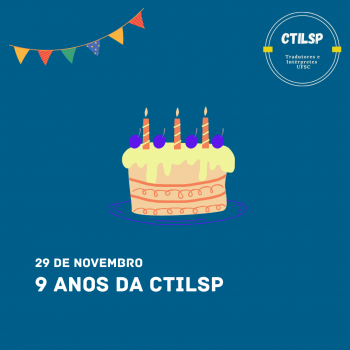 Card com fundo azul escuro. Do lado direito superior está a logo da Coordenadoria: duas linhas brancas formam um círculo. Dois pequenos retângulos amarelos estão sobre as linhas no centro, um em cada lateral. Dentro do círculo está escrito em letras brancas “CTILSP”, logo abaixo “Tradutores e Intérpretes UFSC”. No lado esquerdo está a ilustração de bandeirolas coloridas na diagonal, como se estivessem penduradas. Na parte central há uma ilustração de bolo de aniversário no formato redondo, com três velas em cima, intercaladas por quatro círculos roxos que representam docinhos que fazem parte da cobertura do bolo. O bolo é da cor bege, com a cobertura em amarelo claro escorrendo pelo lado. Na parte inferior esquerda, em letras brancas maiúsculas, está escrito "29 de novembro. 9 anos da CTILSP".